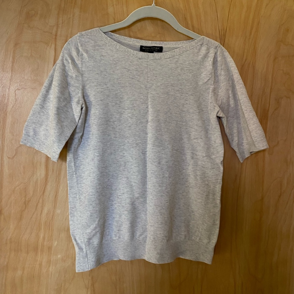 Grey shirt with half-length sleeves